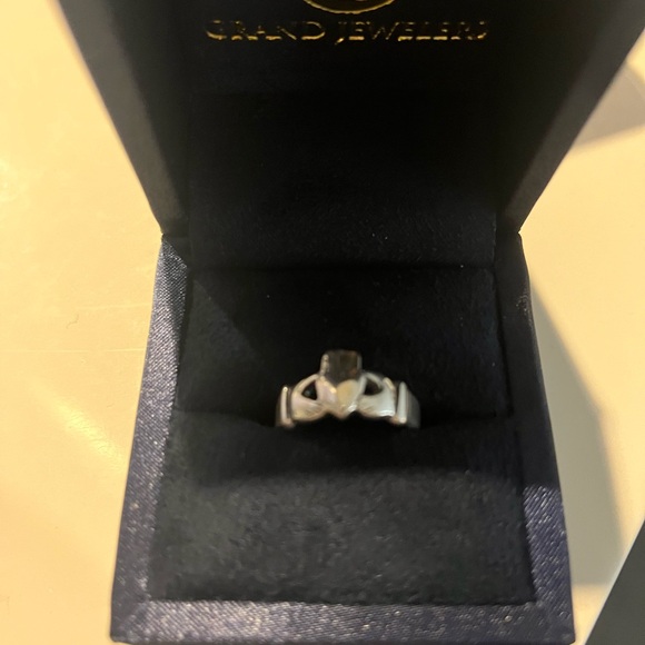 Women’s Chaddagh Ring - Picture 1 of 4